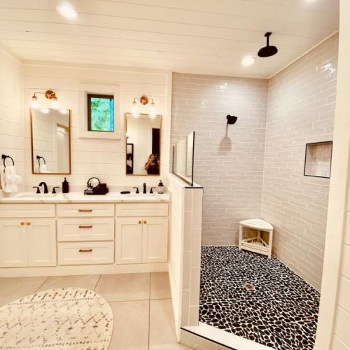 Large shower with 2 showerheads!