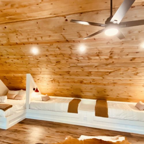 One queen, 2 twin beds
